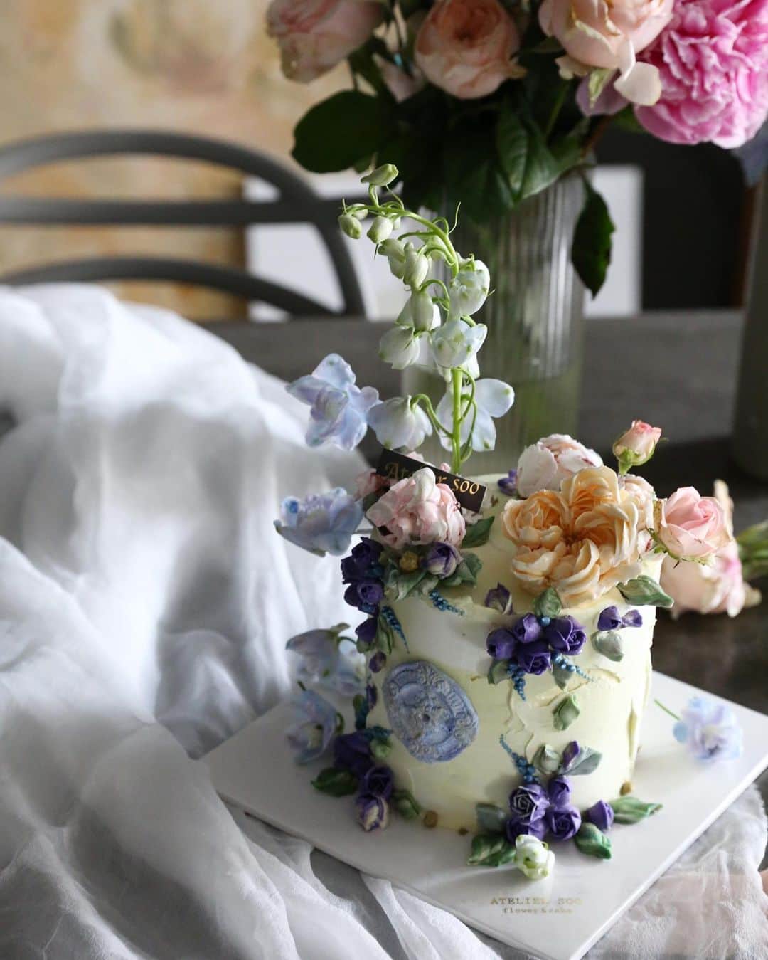 청담 수케이크 (atelier soo)さんのインスタグラム写真 - (청담 수케이크 (atelier soo)Instagram)「ㅡ 사랑하는6월의케이크💜 ㅡ #flower #cake #flowercake #partycake #birthday #weddingcake #buttercreamcake #paintingcake #buttercream #버터크림플라워케이크 #バタ #フラワー #バタークリーム #バタークリームケーキ #수케이크_이달의케이크 #아뜰리에수 #카네이션케이크 #카네이션 ㅡ www.soocake.com vkscl_energy@naver.com」6月6日 17時16分 - soocake_ully