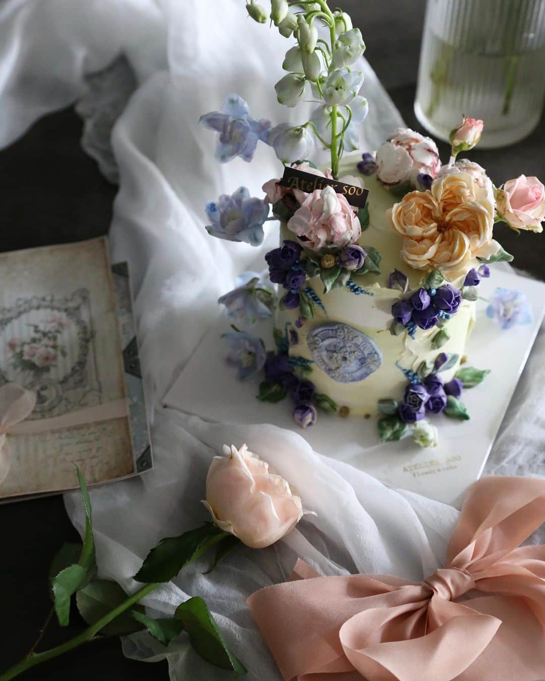 청담 수케이크 (atelier soo)さんのインスタグラム写真 - (청담 수케이크 (atelier soo)Instagram)「ㅡ 사랑하는6월의케이크💜 ㅡ #flower #cake #flowercake #partycake #birthday #weddingcake #buttercreamcake #paintingcake #buttercream #버터크림플라워케이크 #バタ #フラワー #バタークリーム #バタークリームケーキ #수케이크_이달의케이크 #아뜰리에수 #카네이션케이크 #카네이션 ㅡ www.soocake.com vkscl_energy@naver.com」6月6日 17時16分 - soocake_ully