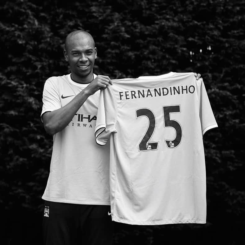 フェルナンジーニョのインスタグラム：「June 6, 2013. Life-changing day 💙 @mancity #blacklivesmatter」