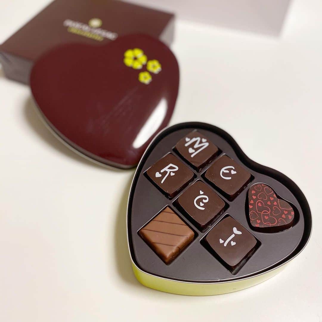 市川歩美のインスタグラム：「父の日など、ありがとうを伝えたいギフトにぴったりだと思います🥰🥰 パスカル・ル・ガックで限定されている「MERCI詰め合わせ　7個入」。 merci（ありがとう）のメッセージとハートモチーフが母の日も大人気だったそうです。 2890円（税別）で、オンラインショップ（紙袋付で安心）と赤坂のブティックで販売中。 ちょっと大きめの10個入りmerciボックスもおすすめ。 お味はもちろんルガックさんですから、最高です💛💛 #ilovechocolate  #chocolat #chocolatelovers  #chocolate #チョコレート #チョコレート大好き #チョコレート好き #ショコラ #チョコレート好きと繋がりたい #チョコレートケーキ #カカオ #パスカルルガック東京  #パスカルルガック  #pascallegac #父の日プレゼント  #おうちチョコ #赤坂カフェ  #ボンボンショコラ #ハートモチーフ  #チョコレート専門店 #父の日ギフト #ありがとう」