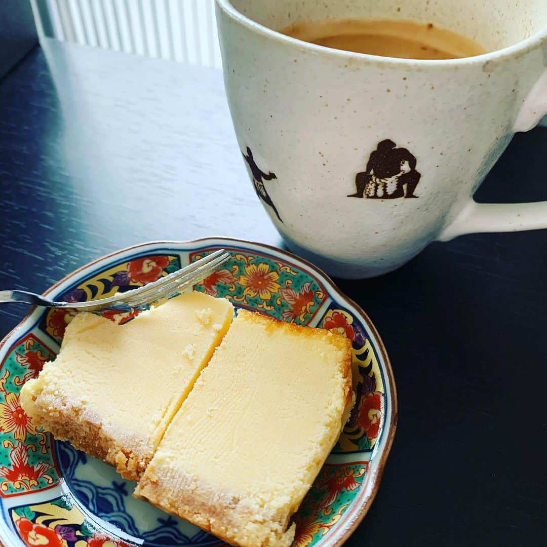 橋本志穂さんのインスタグラム写真 - (橋本志穂Instagram)「美味しいチーズケーキ、 我慢できない‼️ 本当は明日の収録まで我慢する予定なんだけど〜。。 ほんの、、 ほんのひとかけだけー  相撲カップ、お気に入り」6月6日 17時23分 - shihohashimoto3