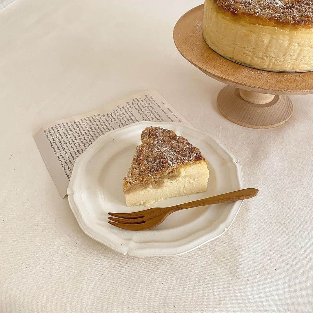 のインスタグラム：「.﻿ crumble cheese cake🧀♡﻿ ﻿ @hidamaricooking さんの﻿ レシピを参考に作ってみたよ﻿ ﻿ 濃厚でめっちゃ好みでした🐄 ﻿ #musa_cook﻿ #crumblecheesecake﻿ #クランブルチーズケーキ﻿ #チーズケーキ#おうちカフェ」