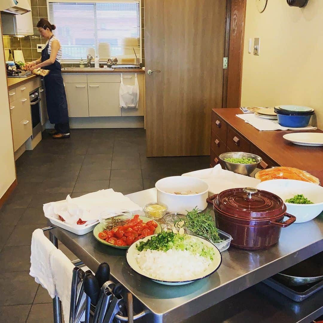 志摩有子さんのインスタグラム写真 - (志摩有子Instagram)「ステイホームでお休みだった　@likelikekitchen の料理教室が再開。 密を避けてのデモンストレーション形式で。 楽しくて美味しくて、やっぱりいい時間。 仲良したちにも再会できて嬉しい。  #料理教室 #likelikekitchen  #スペシャルゲスト登場」6月6日 17時28分 - ariko418