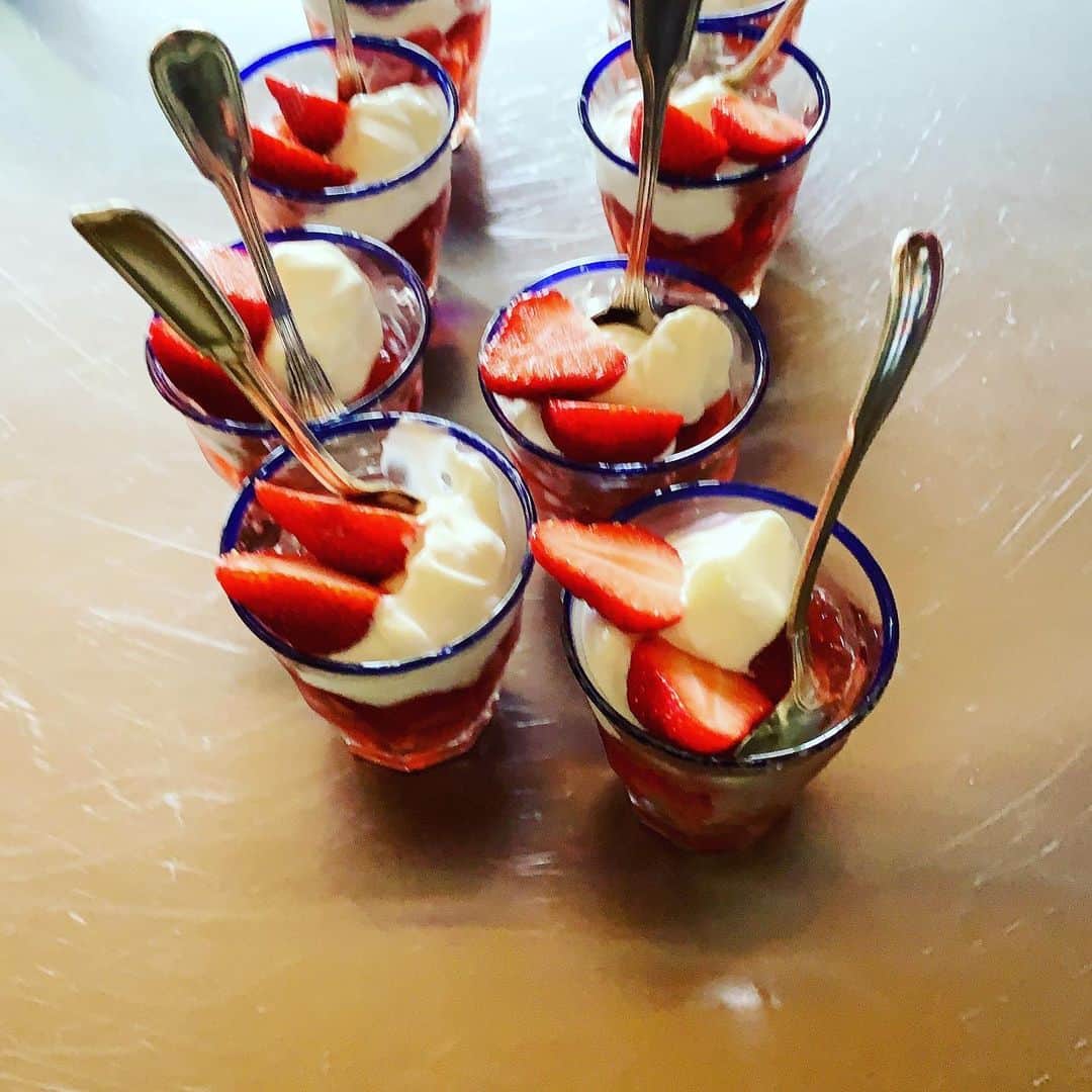 志摩有子さんのインスタグラム写真 - (志摩有子Instagram)「ステイホームでお休みだった　@likelikekitchen の料理教室が再開。 密を避けてのデモンストレーション形式で。 楽しくて美味しくて、やっぱりいい時間。 仲良したちにも再会できて嬉しい。  #料理教室 #likelikekitchen  #スペシャルゲスト登場」6月6日 17時28分 - ariko418