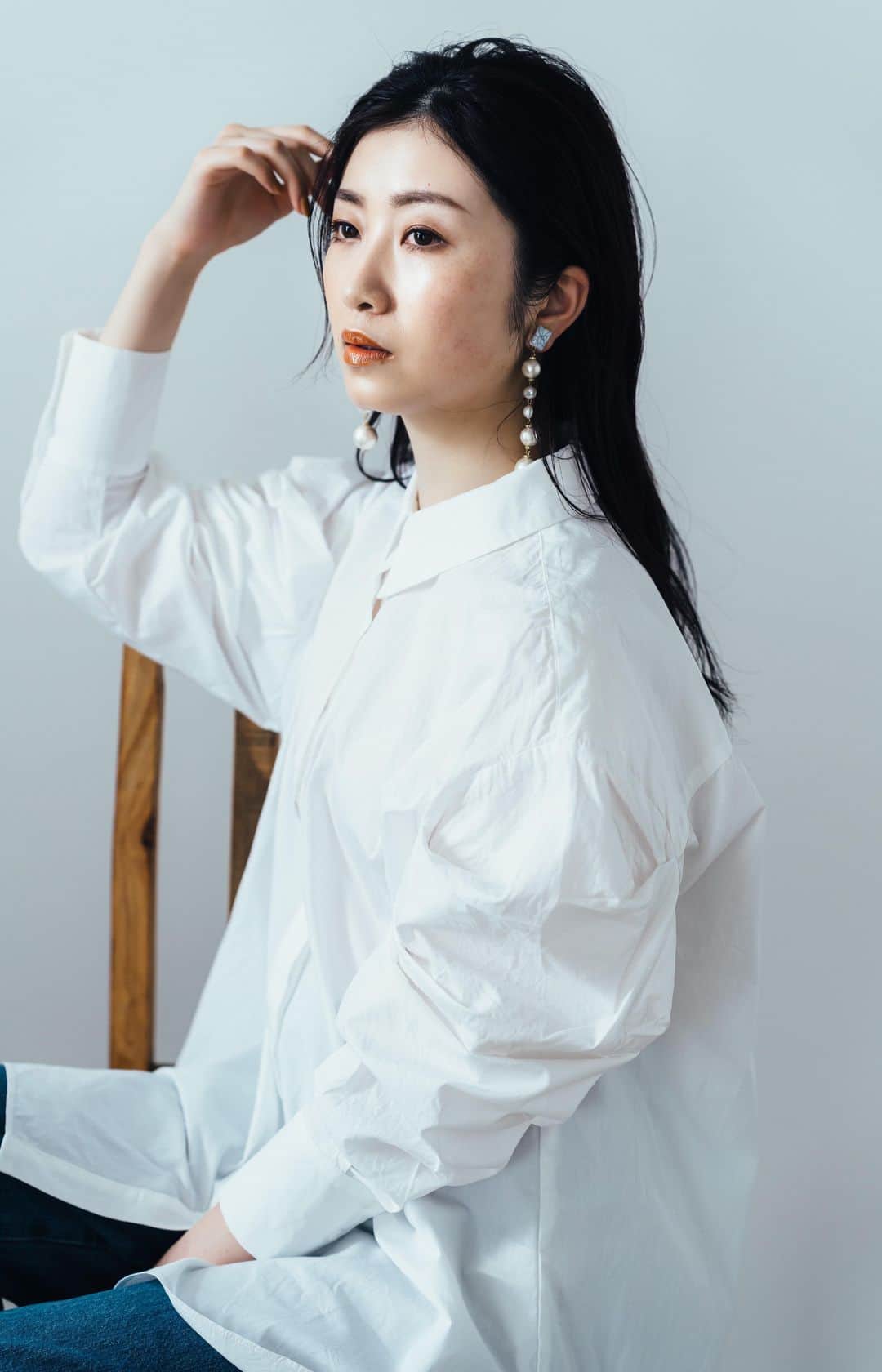 のインスタグラム：「撮影メイキング。 . ヘアメイクに加えて、 撮影部分もカメラ回してみた、の、 フルバージョン2作目です！ お待たせしま、し、た！ . short ver.は かなりのダイジェストでしたが フルでは撮影風景&仕上がりの作品を多めに。 . . モデル、ヘアメイク、カメラマン。 それぞれのお仕事に、少しでも興味を持っていただけたら。 そして参考になれば。 . そしてそして、一緒にお仕事したい！ そんな楽しい雰囲気を感じ取っていただけるととっても幸いです☺️✨ . . p/ @yoshihiro.k_  h&m/ @megppefire_official  m/ @chika291 . #作品撮り#shooting#photograph#作品撮影#スタジオ撮影#ヘアメイク#hairmake#beauty#hairstyle」