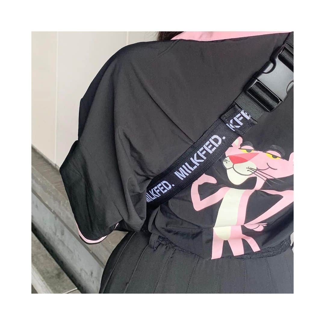 吉澤悠華さんのインスタグラム写真 - (吉澤悠華Instagram)「.﻿ ﻿ ﻿ ﻿ ﻿ ピンクパンサー ‪‪☺︎‬﻿ ﻿ ﻿ ﻿ ﻿ #ピンクパンサー #黒コーデ #シャツ #シャツコーデ #ピンクパンサーコーデ #양복 #아이돌 #고교생 #ootd #outfit #pinkpanther #milkfed #pink」6月6日 17時44分 - harurunfrog_78