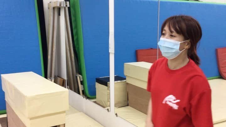 中島翔子のインスタグラム：「ひさびさの前宙。立てませんでした。 #aacstuntsgym #action」