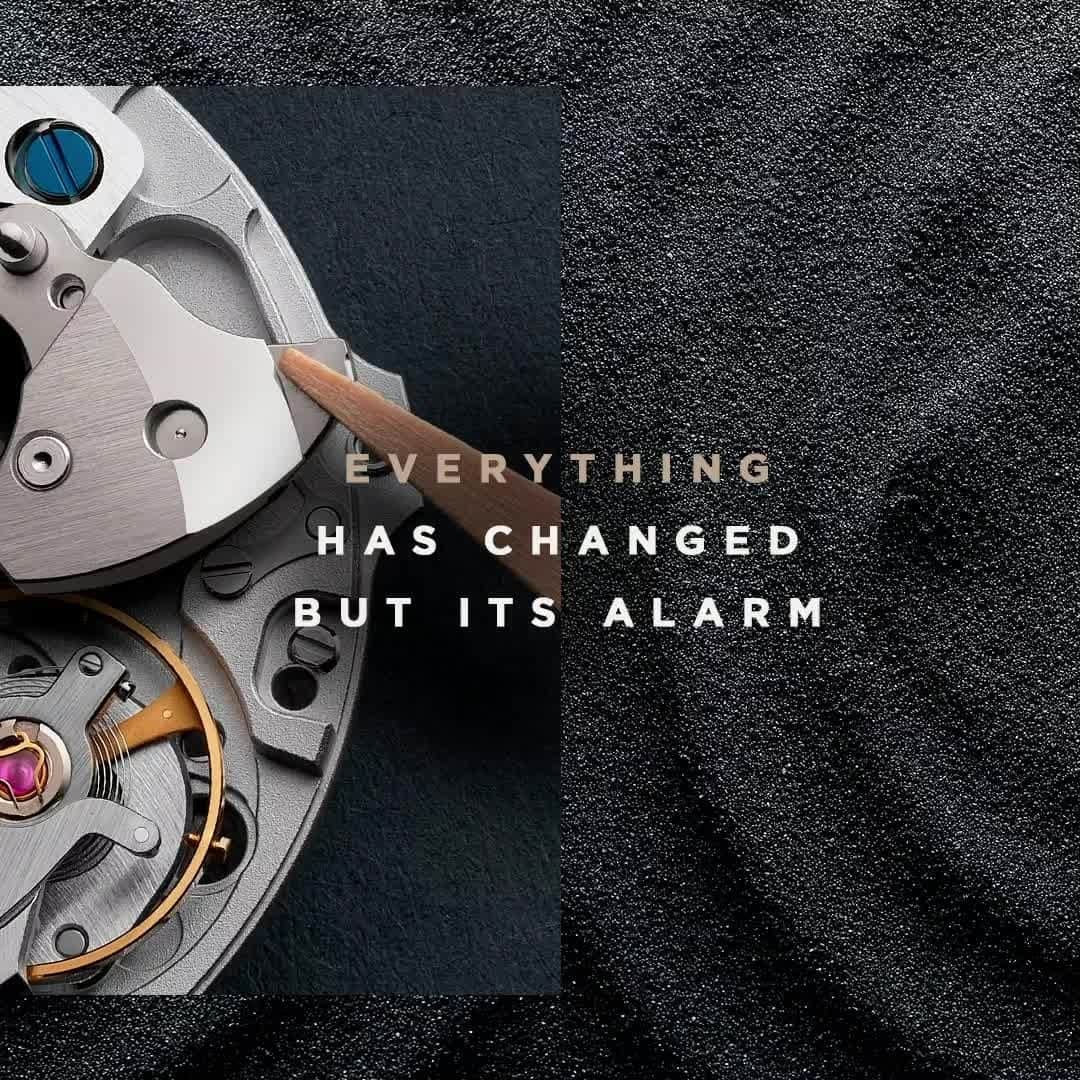 のインスタグラム：「Sound on: The voice of memory. A Jaeger-LeCoultre signature.  #TheSoundMaker _ Adding a dash of 21st-century flair to a historical timepiece, while retaining its traditional and emblematic ‘school bell’ alarm sound, recognizable by its rich and balanced melody. A tribute to Jaeger-LeCoultre’s great legacy of chiming timepieces, always ahead of its times. _ Master Control Memovox Timer  A limited edition of 250 pieces Pre-order now _ #JaegerLeCoultre #积家 #HomeofFineWatchmaking #MasterControl #Memovox #Timer #Alarm #SavoirFaire #Design #Style #ValleeDeJoux #Craftsmanship #Watchmaking #SwissWatch」