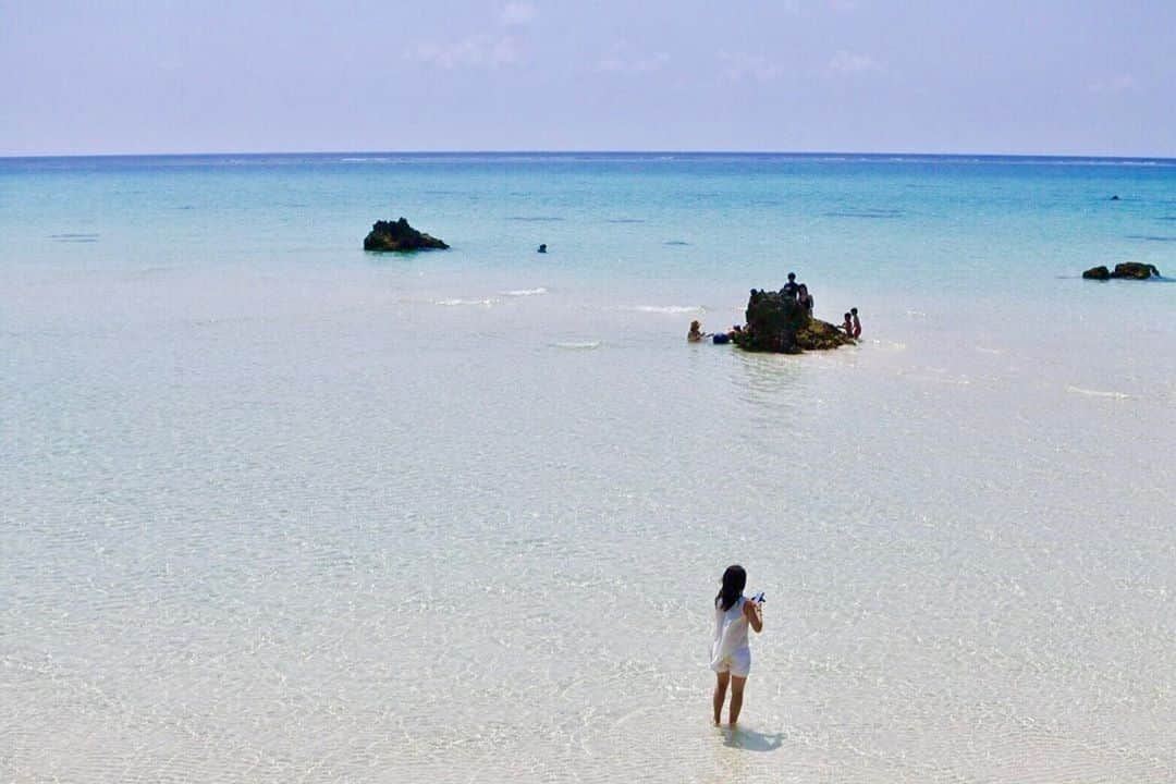 楽天トラベル さんのインスタグラム写真 - (楽天トラベル Instagram)「こんにちは😊 今日はまるで天国のような海の絶景スポットをご紹介します。 #次の旅先リスト のひとつに加えてみてください👜  ーーーーーーーーーーーーーー 📍#17END（#沖縄県 #下地島） ーーーーーーーーーーーーーー 宮古島と伊良部島をつなぐ伊良部大橋の開通により車で行けるようになった下地島の北端にある「17END」と呼ばれる場所。 下地島空港の埋め立てによって潮の流れがせき止められ砂がたまるようになり、干潮時になると真っ白な砂浜が現れます。 白からブルーへの美しいグラデーションはまさに天国のようで、海の綺麗な宮古島の中でもひと際美しい絶景スポットです。 ーーーーーーーーーーーーーー ◆沖縄県宮古島市 伊良部字佐和田 1739 ◆宮古島平良市街から車で約20分 ーーーーーーーーーーーーーー 📸Photo by @uuuumi25  みなさんの #次の旅先リスト もぜひ教えて下さいね ーーーーーーーーーーーーーー 旅先で出会った美しい風景や素敵な旅館などを  #rakutentravel を付けてぜひシェアしてください😊 このアカウントでご紹介させていただきます💗 ーーーーーーーーーーーーーー  #楽天トラベル #旅行好きな人と繋がりたい #旅したくなるフォト #旅行 #国内旅行 #おうちで旅体験 #旅行好き #旅行好きと繋がりたい #travel #trip #japan #日本の景色 #日本の絶景 #絶景 #海 #okinawa #沖縄 #宮古島 #伊良部島 #沖縄旅行 #宮古島旅行 #沖縄離島 #旅スタグラム」6月6日 18時00分 - rakutentravel