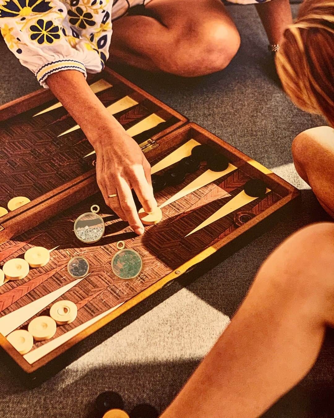 オーレリービダマンのインスタグラム：「Just a game phot: Ibizia Bohemia #chivor #finejewelry #oliverpilcherphotography」