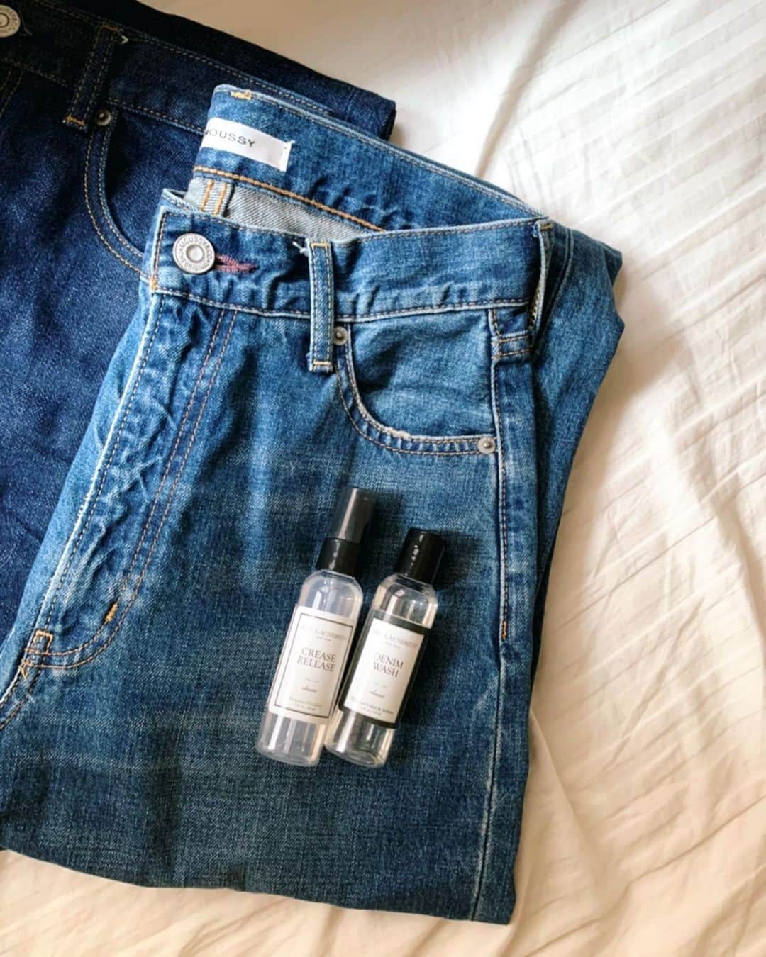 Shiho Sasakiのインスタグラム：「毎週土曜日は起きたらまずお洗濯🌀 jeansは洗い過ぎるのは良くないので 週1ペースででお洗濯してます🙆‍♀️ @thelaundressjp のデニムウォッシュを使ってるよ✨ jeansは陰干しした方が、色落ちを避けられるのでおすすめ👖 #dayoff#MOUSSYJEANS」