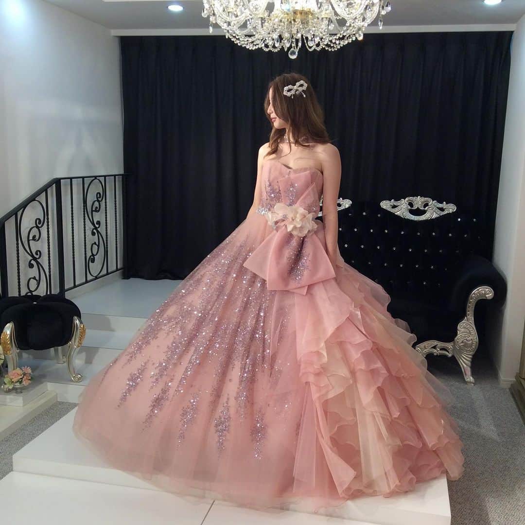 愛ロイヤルウェディングさんのインスタグラム写真 - (愛ロイヤルウェディングInstagram)「可愛すぎない落ち着いたピンクの神田うのドレス。 絶妙なグリッターの輝きが華やかさを演出してくれます。  #神田うのドレス #unokanda #scenaduno #シェーナドゥーノ #カラードレス #カラードレスピンク #キラキラドレス #カラードレスレンタル #プリンセスライン #Aラインドレス #プレ花嫁#結婚準備 #ドレスショップ #ドレス迷子  #ドレス選び#ドレス試着  #愛ロイヤルウェディング  #愛ロイヤルウエディング #airoyalwedding #日本中のプレ花嫁さんと繋がりたい  #全国のプレ花嫁さんと繋がりたい #フォトウェディング  #ホテルウェディング #ウェディング#ウエディング #みんなのウェディング  愛ロイヤルウェディング（新宿）  TEL 03-6304-5445 完全予約制  https://www.rf-ai.com」6月6日 18時08分 - airoyal.wedding