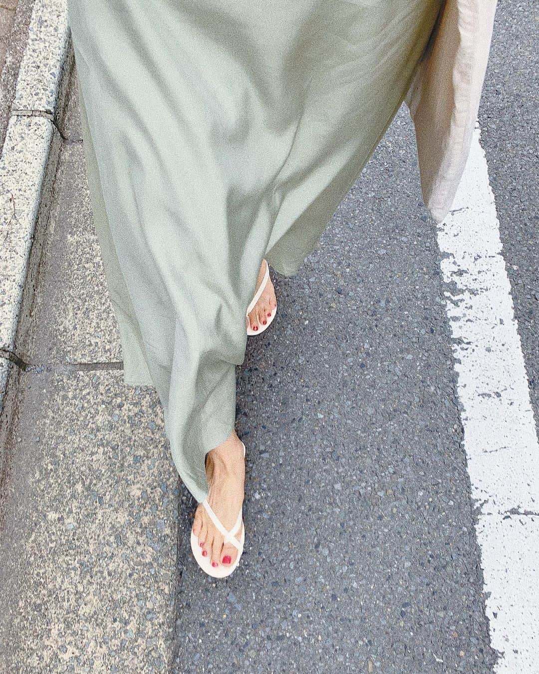 中谷愛のインスタグラム：「今日は👡デビュー。 スカートは @_ruruofficial_  #ai__code」
