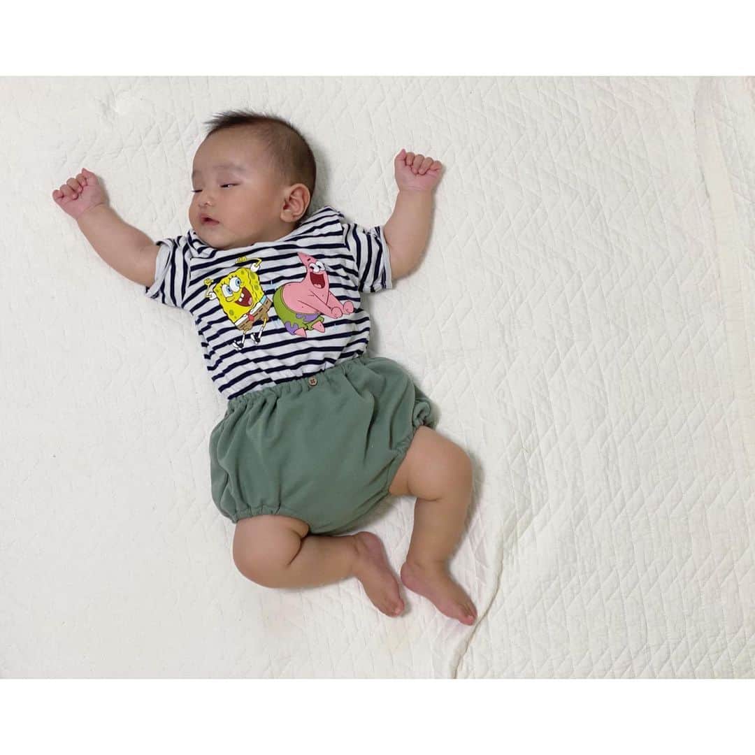 Nanaさんのインスタグラム写真 Nanainstagram 寝てる 起きてる 半目 スポンジボブのtシャツ 息子服をよく買っ てるh Mの 子供って キャラもの着させたくなっちゃいます 80サイズ着てます スポンジボブ Spongebob Hmキッズ Hmx