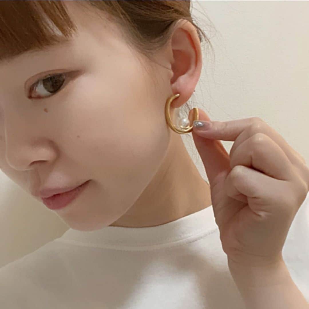河野れいらのインスタグラム：「. 先日ご紹介させていただいたピアス！ お休みだからつけてみたよ✌︎ . 金属アレルギー体質の人にも優しい、サージカルステンレスが使われてるので比較的アレルギー反応が出にくく多くの方にお楽しみいただけるみたいです\♡/ 【スプリングキャンペーン開催中！】 6/19まで、「3つ商品を買うと1番値段の安いアイテムが1つ無料」になるそうです！ . クーポンコード:layly15(8/15まで15%offになります) #marcmirren#detailsbymm#マークミレン#北欧ジュエリー#ピアス#accessory#pr#れいらの日常生活」