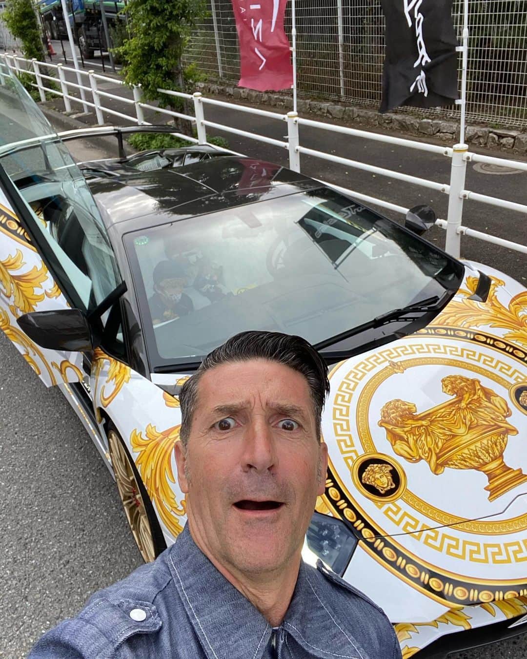 パンツェッタ・ジローラモのインスタグラム：「#omg #supercars #lamborghini #versace #noway #しんじられない #クルマ好き #車 #どうしましょう #youlike ????」