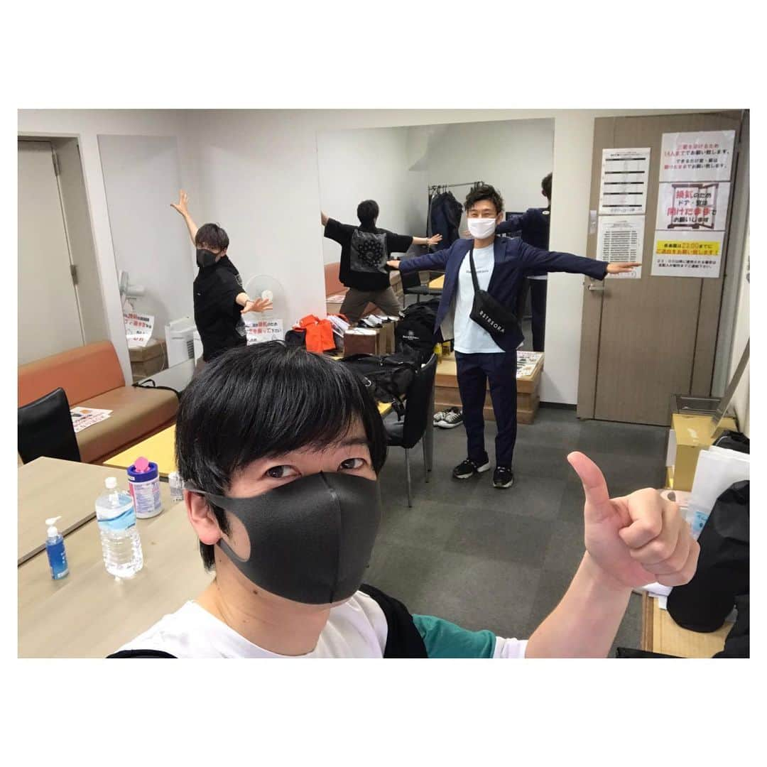 藤本聖さんのインスタグラム写真 - (藤本聖Instagram)「3ヵ月ぶりの漫才劇場の楽屋は入った瞬間に脳内で大黒摩季『ららら』の「懐かしいにおいがした〜」流れた. . . . #ソーシャルディスタンス #楽屋 #祇園木﨑 #ラフ次元空」6月6日 18時28分 - kasoku_mossan