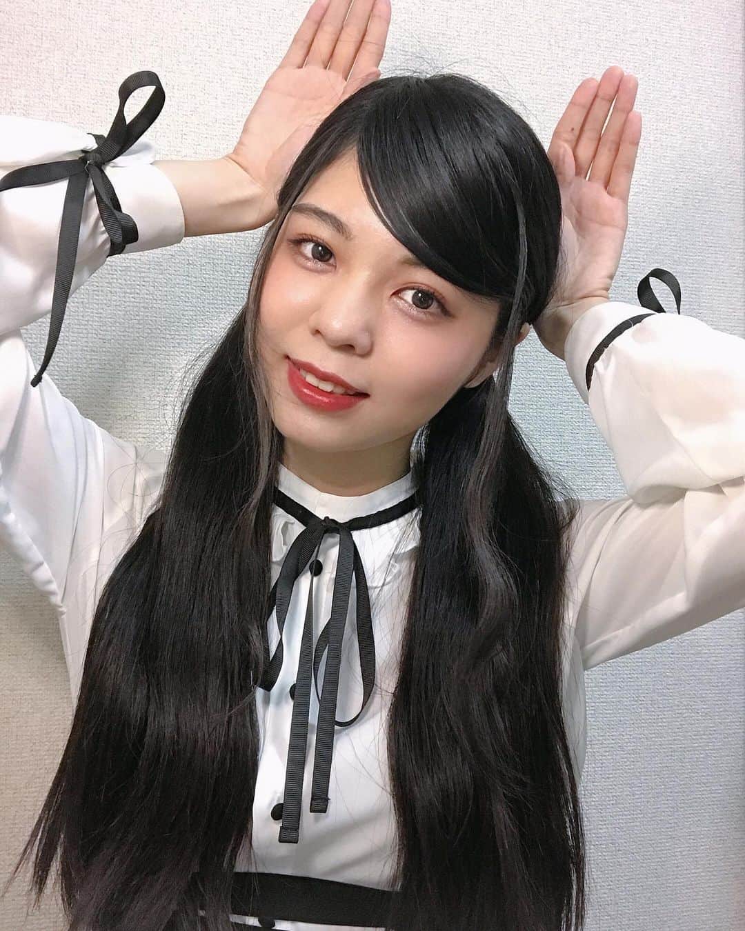 砂川涼音のインスタグラム：「うさぎポーズ🐰」