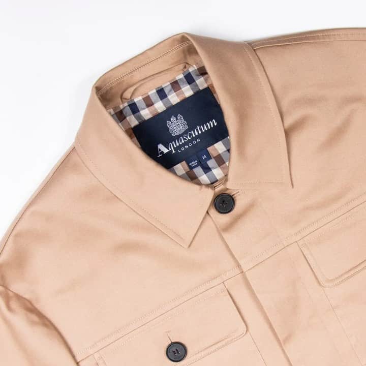 アクアスキュータムのインスタグラム：「This Father's Day, treat him to an expertly crafted luxury jacket from #Aquascutum. Made from a lightweight stretch cotton using all our outerwear tailoring techniques & know-how. The Rolfe jacket is lined with our signature house check and is bristling with understated style.」