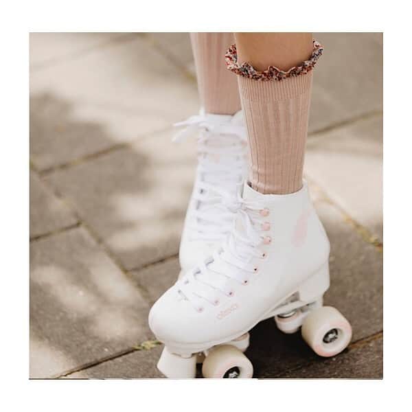 コレジアンのインスタグラム：「What an adorable ruffled frill…. 😍 . Our Elisabeth socks are made from our softest Egyptian cotton and accessorised with a Liberty London cotton frill for a pop of print! 🤩 . Our socks are sustainably made with love in France. Collégien is committed to making comfortable, durable and stylish socks that don’t harm the planet.💚 . Un volant pas si ordinaire ... 😍 . Elles vous accompagneront partout ! Les Elisabeth avec un volant Liberty London si chic, sont des partenaires idéales pour rouler les cheveux aux vents ! 😉 . Craquez pour ces pièces uniques faites en  France avec amour dans le respect de l’environnement 💚 . Pictures @kidsdepartment  @three_little_girls_in_the_city . #collegien #collegien_officiel #madeinfrance #extrasoft #bestsocksever #barneklær #newin #egyptiancotton #kniestrümpfe #靴下 #носки #sokker  #lacetrim  #newin #ss20 #springsocks #liberty #libertylondon #リバティ#キッズソックス #ベビーソックス」