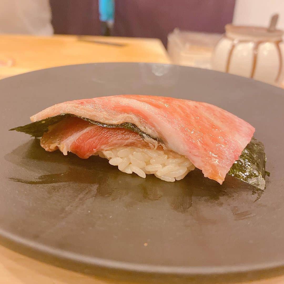 金巻ともこさんのインスタグラム写真 - (金巻ともこInstagram)「お寿司ずっと食べたかったよおおお、おいしかったよおおお。おいしかったので途中からおいしいしか言わなくなりました。我々しか客がいない銀座のお寿司は三密に程遠かった。気をつけながら許す限り食べていきたい。 #sushi #寿司 #鮨 #鮨處やまだ  #おそとごはん金巻」6月6日 18時34分 - tomotomoco