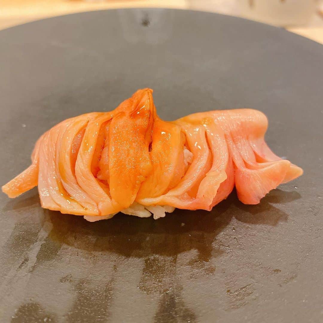金巻ともこさんのインスタグラム写真 - (金巻ともこInstagram)「お寿司ずっと食べたかったよおおお、おいしかったよおおお。おいしかったので途中からおいしいしか言わなくなりました。我々しか客がいない銀座のお寿司は三密に程遠かった。気をつけながら許す限り食べていきたい。 #sushi #寿司 #鮨 #鮨處やまだ  #おそとごはん金巻」6月6日 18時34分 - tomotomoco