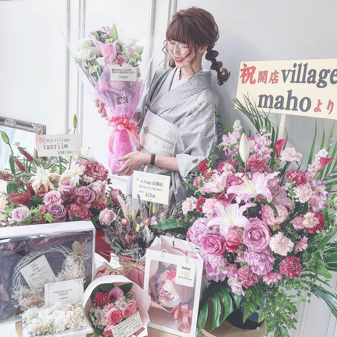 たんりいのインスタグラム：「. . ついにvillage京都店がオープンしました✨ . 投稿が遅くなってしまいましたが 友達からたくさんお花が届きました😭💕💕 . オープニングパーティできなかったけど 応援してくれる友達がたくさんいて 本当に心強いし頑張ろうと改めて背中押してもらった💪💕 本当にありがとう😭💕💕💕 .  まだ、コロナ対策をしながらにはなりますが 素敵な思い出を作っていただけるよう 店長のちひろちゃん( @chipi.jp )と 京都店スタッフみんなで頑張っていきます！ . 皆様のご来店を心よりお待ちしてます🥳💕 . . #village #village_kimono #着物レンタル #京都着物レンタル #着物レンタル京都 #着物 #レトロコーデ #シンプル着物 #着物女子 #京都散策 #レトロ着物 #レトロ #アンティーク着物 #着物コーディネート #着物コーデ #ヴィンテージ #浴衣ヘアアレンジ  #浴衣レンタル #京都浴衣レンタル #ヘアアレンジ  #ヘアセット #浴衣レンタル京都 #着物ヘア #浴衣ヘア #着物ヘアアレンジ」