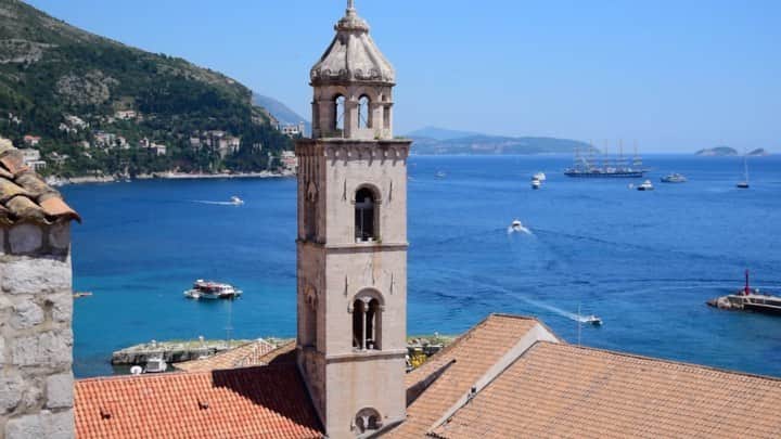 mikanoguchiのインスタグラム：「06. 2019 Almost a year ago, I was in this beautiful town of Dubrovnik, Croatia. I REALLY do hope we can go travel around the world again in the near future... . 去年の6月末はクロアチアにいたんだな〜とふと思い出して投稿。早くまた旅行できるようになってほしい… .  #tb#croatia#croatiatravel#dubrovnik#dubrovnikoldtown#traveleurope#travelphotography#ig_bestshots#picoftheday#nofilter#nikond5500#クロアチア#ドゥブロヴニク#世界の絶景#一人旅#バックパッカー#ニコン倶楽部#旅行写真#旅スタグラム#たびノグ」