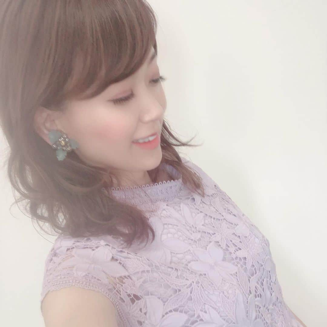 岡部玲子さんのインスタグラム写真 - (岡部玲子Instagram)「本日の衣装とヘアアレンジです☺️ 今日は薄いパープルのロングワンピースでした👗✨ (2枚目の私…動きます🤣) 髪の毛はダウンスタイルで☺️ 今日も感謝です🙏✨ 今日は東京7Rチェスナットロール(単勝11番人気)の複勝、阪神10Rワンダーアマービレ(5人気)の単勝、東京12Rモリトシラユリ(単勝10番人気)の複勝ゲットで…800円プラスって…少なっ🤣 私は最終レースが大当たりしないとプラスにならないシステムらしい😅 (当たった分は使うシステム🤣) 複勝が当たったレースは単勝も買っていたので悔しかったのですが、単勝を当てたワンダーアマービレは単勝1点買いだったので気持ちよかった🤣 明日の安田記念はどう買おうかな？？ 楽しく悩みます😁 グリーンチャンネルを観てくださった皆様、ありがとうございました😊✨ 皆様も素敵な週末を☺️✨ #岡部玲子 #タレント　#レポーター　#アナウンサー　#キャスター　#競馬キャスター　#競馬　#競馬中継　#グリーンチャンネル　#女子アナ　#フリーアナウンサー　#生放送　#安田記念　#衣装　#ヘアアレンジ　#動画　#talent #reporter #announcer #horseracing #tvshow #dress #hairarrange #staysafe」6月6日 18時54分 - reiko_okabe