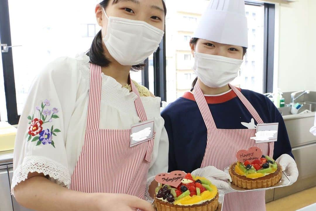 神戸製菓専門学校（公式）さんのインスタグラム写真 - (神戸製菓専門学校（公式）Instagram)「🌈6/6オープンキャンパス🌈 コロナの影響でしばらく中止となっていた #オープンキャンパス 、やっと本日から再開することができました✨😊 自由にフルーツをカットし、盛り付けて、チョコプレートに #パイピング して…みんな #1人1台 個性豊かなフルーツタルトが完成❤️😆 ・ ★オープンキャンパスにおける感染症対策について★ ・マスクの着用をお願いします。（マスクは各自でご用意下さい。） ・エントランスで検温をさせて頂きます。37.5℃以上の方はご入場頂けない場合がございますので、予めご了承願います。 ・エントランスをはじめ、校内各所に消毒液（アルコール）を設置していますので、ご利用下さい。 ・オープンキャンパス中、体調不良になられた場合は、遠慮なくスタッフにお声かけ下さい。 ・オープンキャンパスに来られる前に体調不良になられた場合、遠慮なくキャンセルの連絡をお願い致します。  次回の #洋菓子体験 は6/14(日) #ベリーのレアチーズタルト です😍 ベリー×チーズ×タルトの最強の組み合わせ💞 大人気メニューですので、ご予約はお早めに🍓😉 もちろん当日AO面談も受けられます♪  #神戸製菓　#神戸製菓専門学科　#オープンキャンパス　#神戸製菓専門学校oc  #フルーツタルト　#タルト　#チーズタルト　#チョコ　#お菓子作り　#お菓子作り好きな人と繋がりたい #おうちカフェ　#おうち時間　#一人一台　#sweet #製菓　#製菓専門学校　#pattistagram2020」6月6日 18時54分 - kobeseika_info