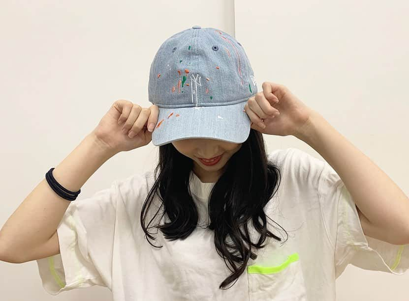 ジョナゴールドさんのインスタグラム写真 - (ジョナゴールドInstagram)「♥ おにゅーのキャップ🧢︎💕︎ ・ @newerajapan のペイント柄がお可愛いこと☺️ 実はこれ、彩香からの誕生日プレゼントなんです😝 ・ これも #ヒロロ で買ったみたいだよ！ ありがとう、彩香！ ♥ #誕生日プレゼント #ありがとう #present #彩香 #saika @saika_ringomusume」6月6日 18時47分 - jonagold_0323