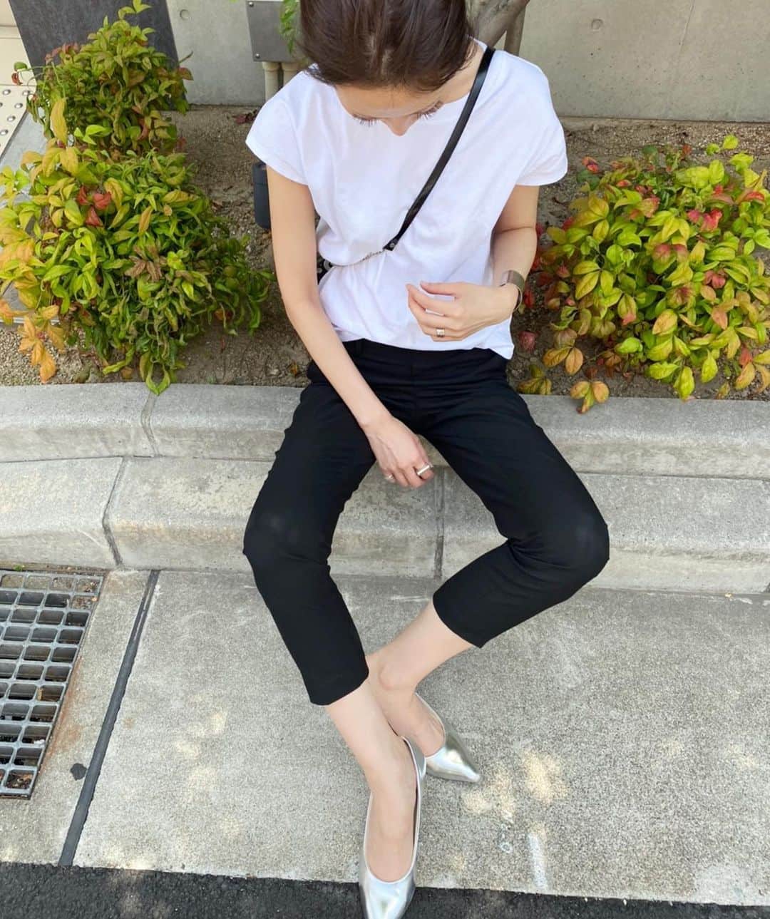 asuka0119のインスタグラム：「2020,6,6 . やりたかった #コットンリラックスフレンチスリーブt  の#着回しコーデ . hatでワイルドに ワイドパンツでカジュアルに 今回は#綺麗めコーデ  に . pantsは#ezyアンクルパンツ  です . 少し変えるだけで本当に印象変わるから、やっぱりコーデ考えるのが好きやな♥️と改めて思いました(ت) . tops pants #uniqlo #ユニクロ bag #zara  pumps @kobe_lettuce .  #ユニクロTシャツ部 #ユニT #uniqloginza2020SS #Tシャツコーデ #PR  #上下ユニクロ部  #高身長女子  #モノトーンコーデ  #uniqloコーデ  #アラフォーコーデ # #locari」
