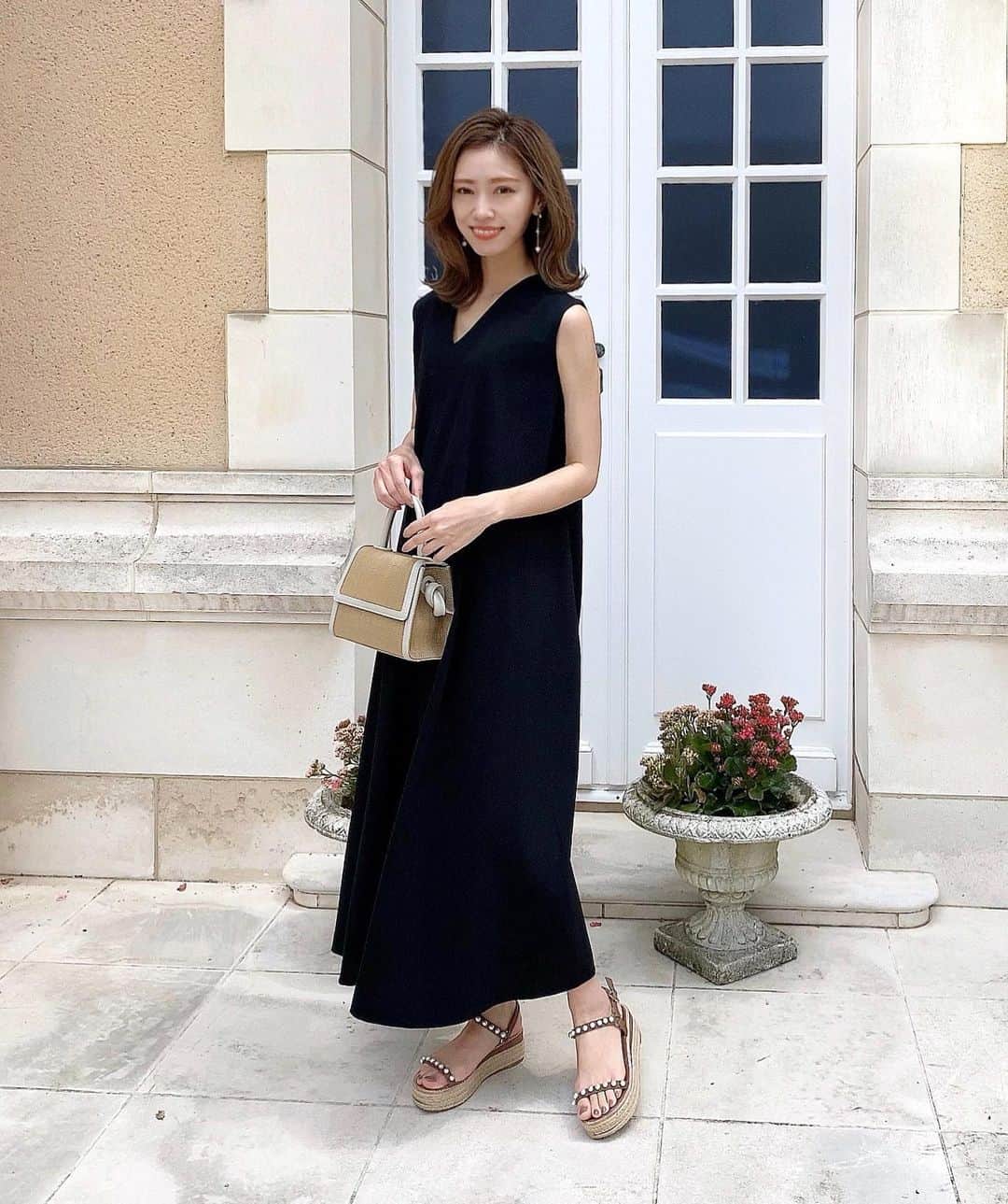 石黒美帆のインスタグラム：「*﻿ 大好きなブラックワンピース❤︎﻿ ﻿ ﻿ dress#Elura﻿ bag#vasic﻿ sandal#tsurubymarikooikawa  earrings#sheriche ﻿ ﻿ @elura_official のワンピースは柔らかくシワになりにくい、ストレスフリーな素材です☺️﻿ 本当はVカットが後ろに来るのですが、前に持ってきても可愛い♡﻿ ﻿ ﻿ #fashion#fashionstyle#fashiongram#instafashion#outfit#ootd#dailylook#패션#오오티디#ファッション#コーデ#シンプルコーデ#エルーラ#ヴァジック#ツルバイマリコオイカワ#エルーラおうち映え#エルーラ夏ワンピ#夏服#夏コーデ#ブラックワンピ#恵比寿」
