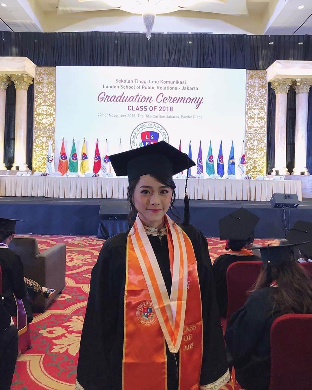 ロナ・アングラエニのインスタグラム：「Kembali mengingat 2 tahun yang lalu. Aku menghadiri sebuah acara yang sangat dinantikan oleh para mahasiswa/i. . Meskipun acaranya hanya beberapa jam, senang, lega & bangga sekali akhirnya bisa memakai toga itu setelah 4 tahun berjuang. . Setelah harus bangun pagi setiap hari. Setelah begitu seringnya begadang untuk menyelesaikan tugas2 yang memang baru bisa dikerjakan setelah kegiatan JKT48. Setelah beberapa semester harus selalu mengadakan teater musical yang bikin pengen membelah diri seperti amoeba. Setelah beberapa kali mengganti judul & segala macam revisi skripsi. . Memang di tahun 2020 ini para wisudawan jadi gabisa rayain wisuda. Pasti ada rasa sedih & kecewa. But it’s okay yaaaa gaes kan demi kebaikan bersama. Tapi ijazahnya mah tetep dapet kan gaes? 😂😅 #wisudaldr2020 @najwashihab」