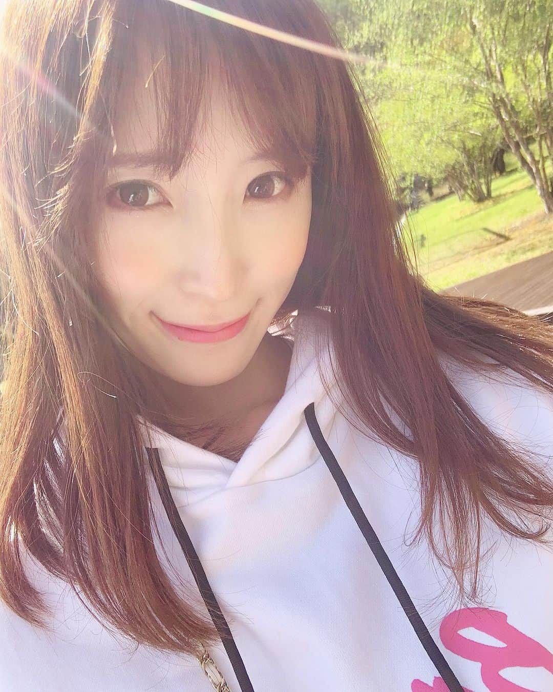小林真由のインスタグラム：「今日は部屋から部屋へ重いテーブルを大移動！﻿ ﻿ 私はエールを送ってただけで﻿ ご飯で恩返しするしかないけど🙇‍♂️🙏﻿ 気分が変わって最高です🌼﻿ ありがとー🗣💓﻿ 娘の応援もそれはすごい声量だった😂笑﻿ ﻿ ﻿ 毎日家にいたこの3ヶ月弱、﻿ 少しずつ収納と向き合い中🙈  #女の子ママ #ママライフ #マタニティ #マタニティライフ #妊婦 #妊娠8ヶ月 #マタニティコーデ #第二子妊娠中」