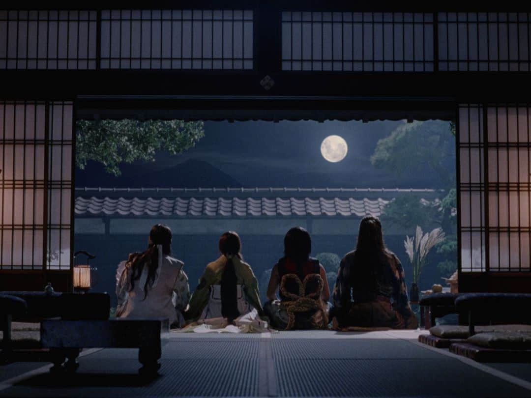 親指姫のインスタグラム：「満月なので、みんなでお月見したときの写真を🌝⁠⠀ お月様、どうかみんなが心も身体も健やかに笑顔で過ごしていけますように。⁠⠀ #振り返り投稿 #満月 #三太郎 #親ちゃん #親指姫」