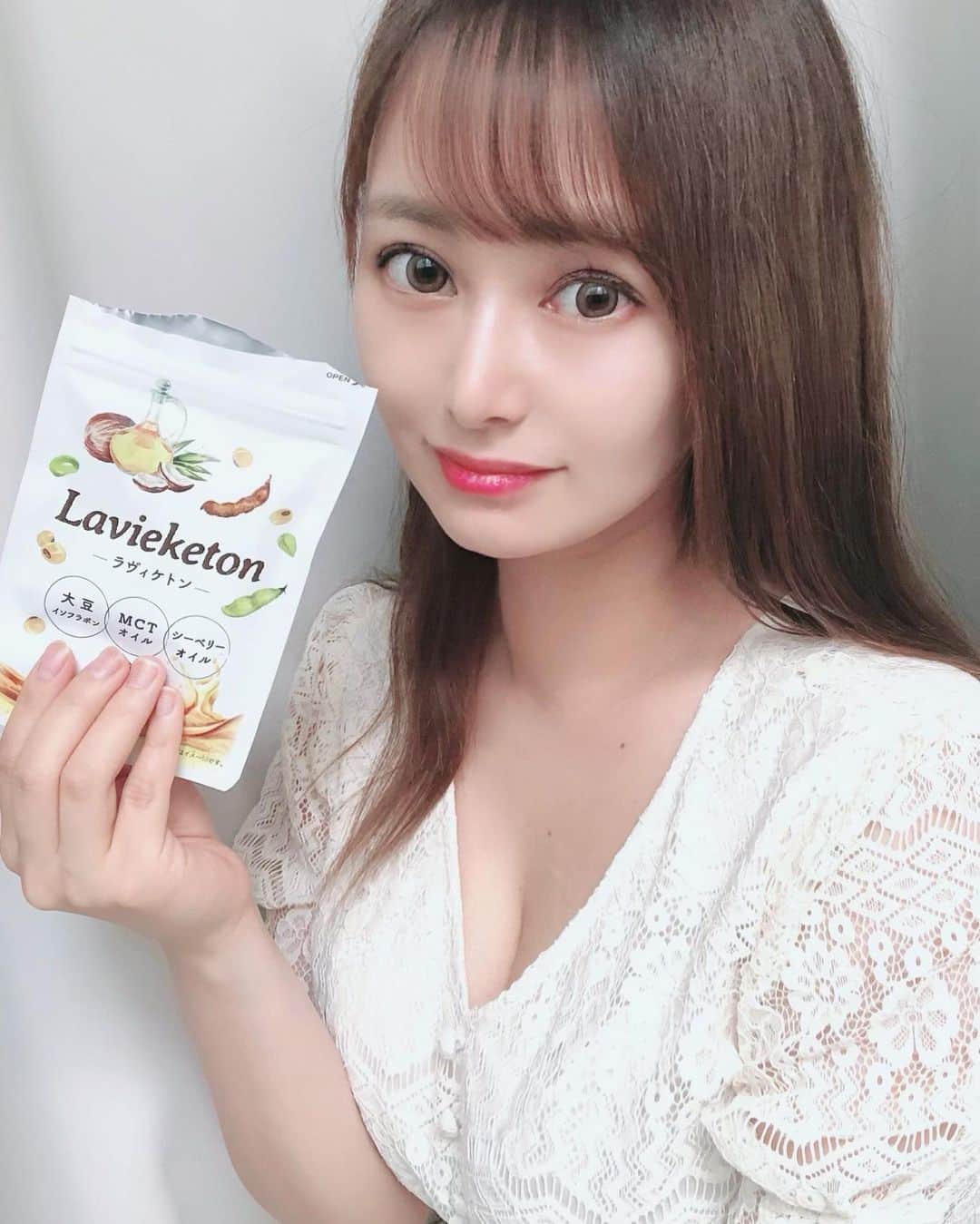 YU-RIのインスタグラム：「♡サプリレポ♡ サプリでケトジェニック始めました🌈 MCTオイルを毎日とりたいと思ってるんだけど ついつい料理にかけ忘れちゃったりとか、 コーヒーに入れても油が浮いてるみたいで 気分的に嫌だし直飲みはきついし⚡️で、 何かいい摂取方法ないかなって思ってたの😭 そんな時に見つけたのがこのサプリ💡 MCTオイルが生のまま凝縮されてて、 即効性があるみたい🥰 サプリだと、毎日飲んでる他のサプリと 一緒に飲めば飲み忘れもなさそう🥺💗💗 続けてみよう(و'-' و )♡ ダイエットがんばろっ  #Lavieketon#ラヴィケトン#ketodiet#ダイエットサプリ#ケトジェニックダイエット#ダイエット#MCTオイル#MCTオイルダイエット#ダイエット部#ダイエット頑張る#美容好き」