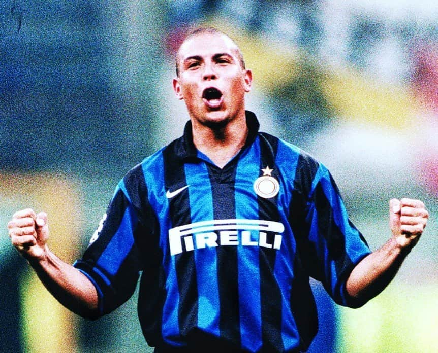 インテルナツィオナーレ・ミラノさんのインスタグラム写真 - (インテルナツィオナーレ・ミラノInstagram)「5 THINGS YOU DIDN’T KNOW ABOUT @ronaldo ⚫️🔵🇧🇷 1) His older brother couldn’t pronounce "R-o-n-a-l-d-o" so called him "Dadado" instead. For the kids on the streets of Rio where he grew up, Ronaldo was called “Dadado” for years; 2) He played 99 games for #Inter, scoring 59 goals; 3) He won 2 World Cups with Brazil; 4) His career was marked by an incredible goals-to-games ratio; 5) He bought 51% of the shares of Real Valladolid on 3 September 2018, becoming President of the La Liga side. Powered by @pirelli  #Inter #ForzaInter #Pirelli #InterHallOfFame #Ronaldo #Legend #Football」6月6日 19時03分 - inter