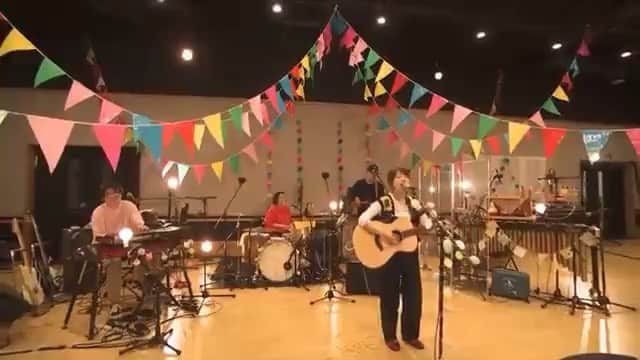関取花のインスタグラム：「先日の生配信ライブ #家で五線譜 から「もしも僕に」を少しだけ🌷  でもやっぱり、ぜひフルで聴いてみてほしいです。できればライブ通して。 @dosukoi87 のプロフィールから飛べます🔗  このライブのアーカイブは明日6/7の23:59までの限定公開です！消えちゃう前に一人でもたくさんの人に見てもらえますように。」
