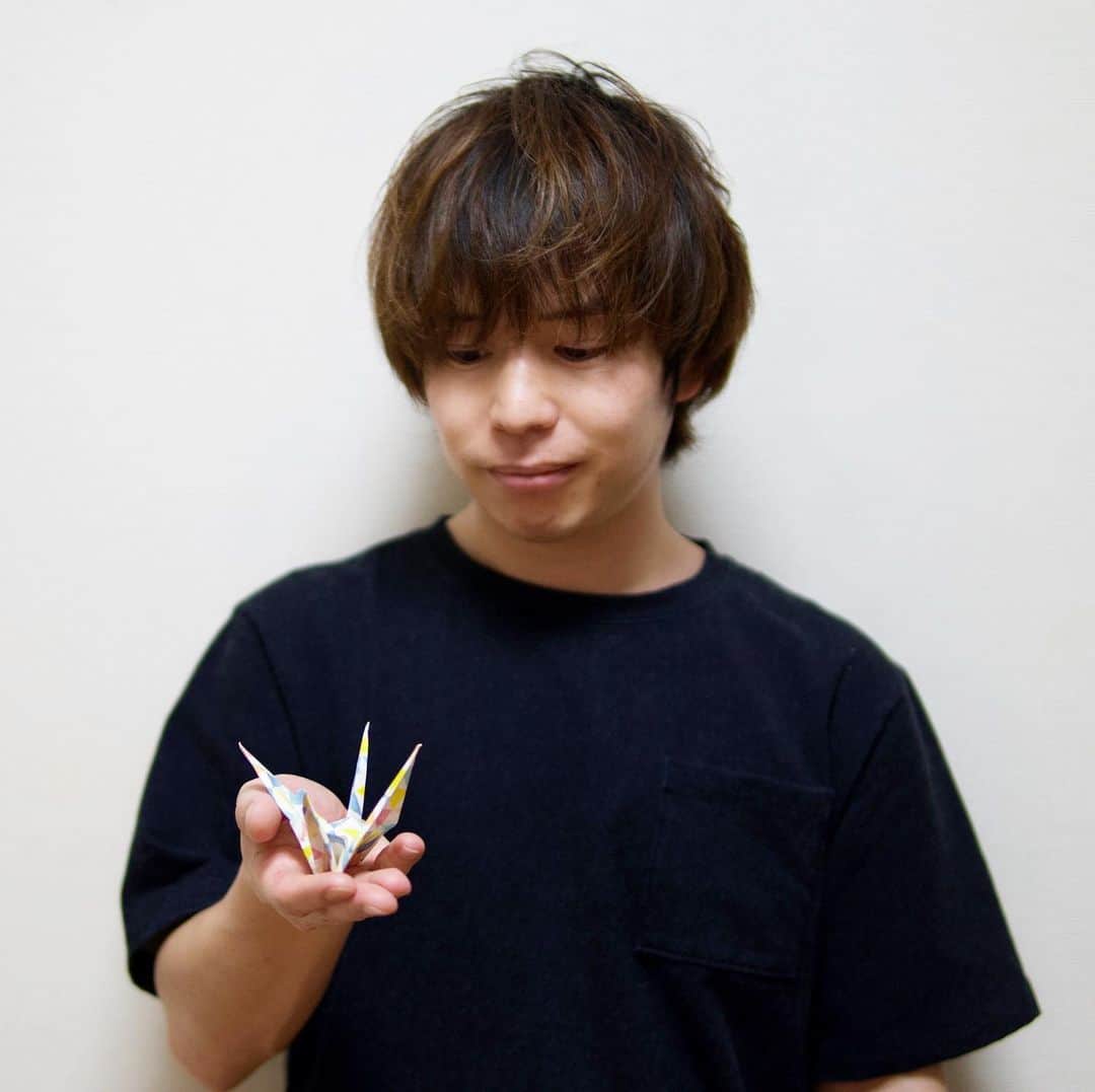 石田太志のインスタグラム：「I made a paper crane. Because when the Japanese make wishes, they fold 1000 paper cranes. ･ #footbag #taishiishida #soccer #follow #worldchampion #performance #performer #instagramer #hackysack #papercranes #papercrane #origami #origamiart」