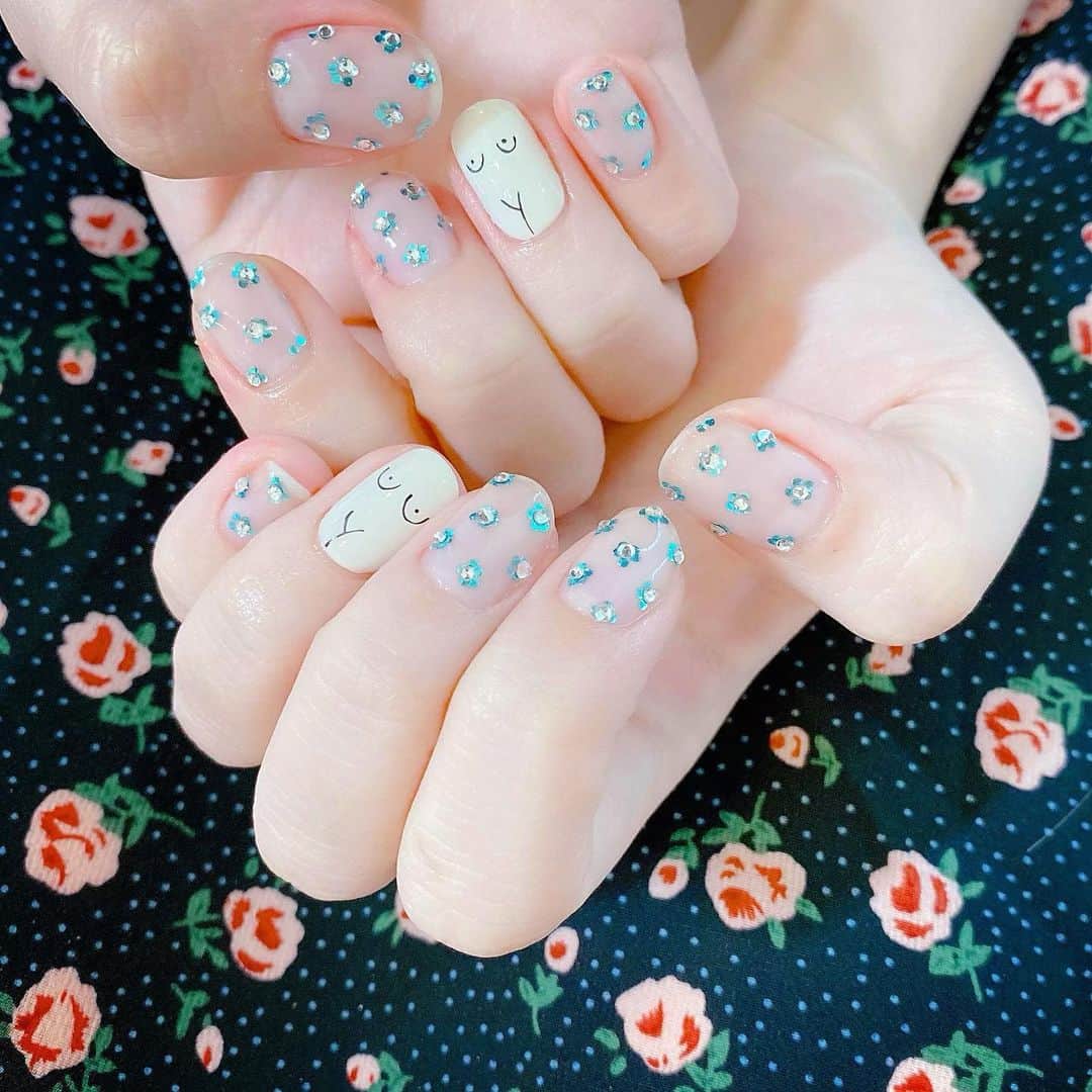 なかやまちえこのインスタグラム：「デザインお伝えいただいて😌🙏💓✨⠀ #nail #nails #nailart #ネイル #美甲 #ネイルアート  #japanesenailart #manucure #japanesenails #manicurist #gelnails #أظافر #네일아트 #미용 #vẽmóng #ホログラムネイル #glitternails #お花ネイル #フラワーネイル #Flowernails #古関れん ちゃん」