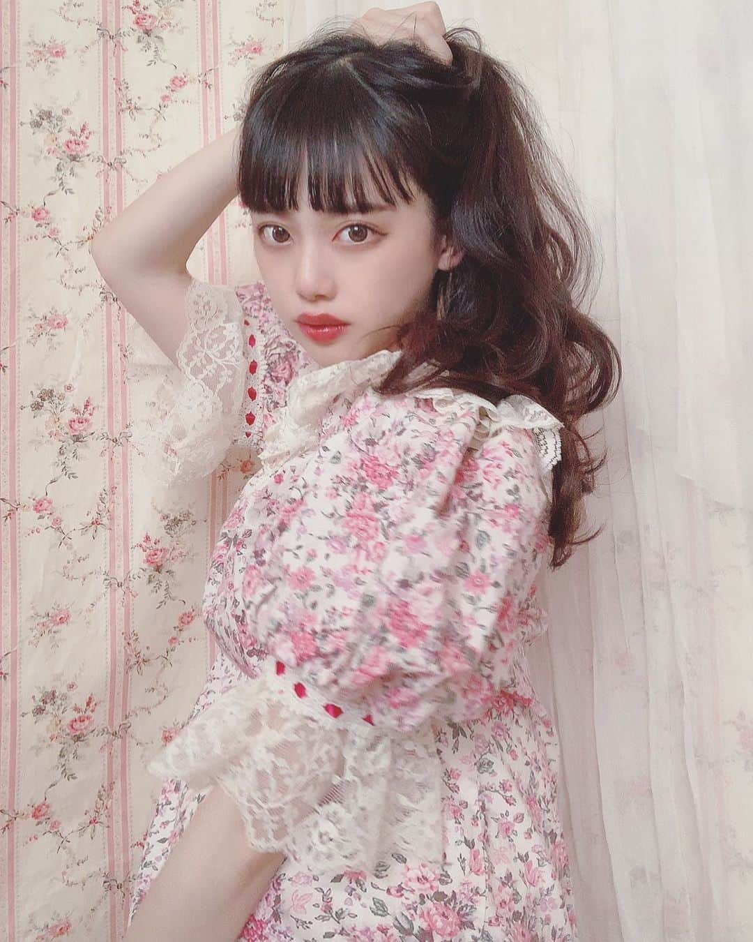 酒元麻衣（まいへー）のインスタグラム：「ずっと可愛い服着てたい🌹🌹🌹」