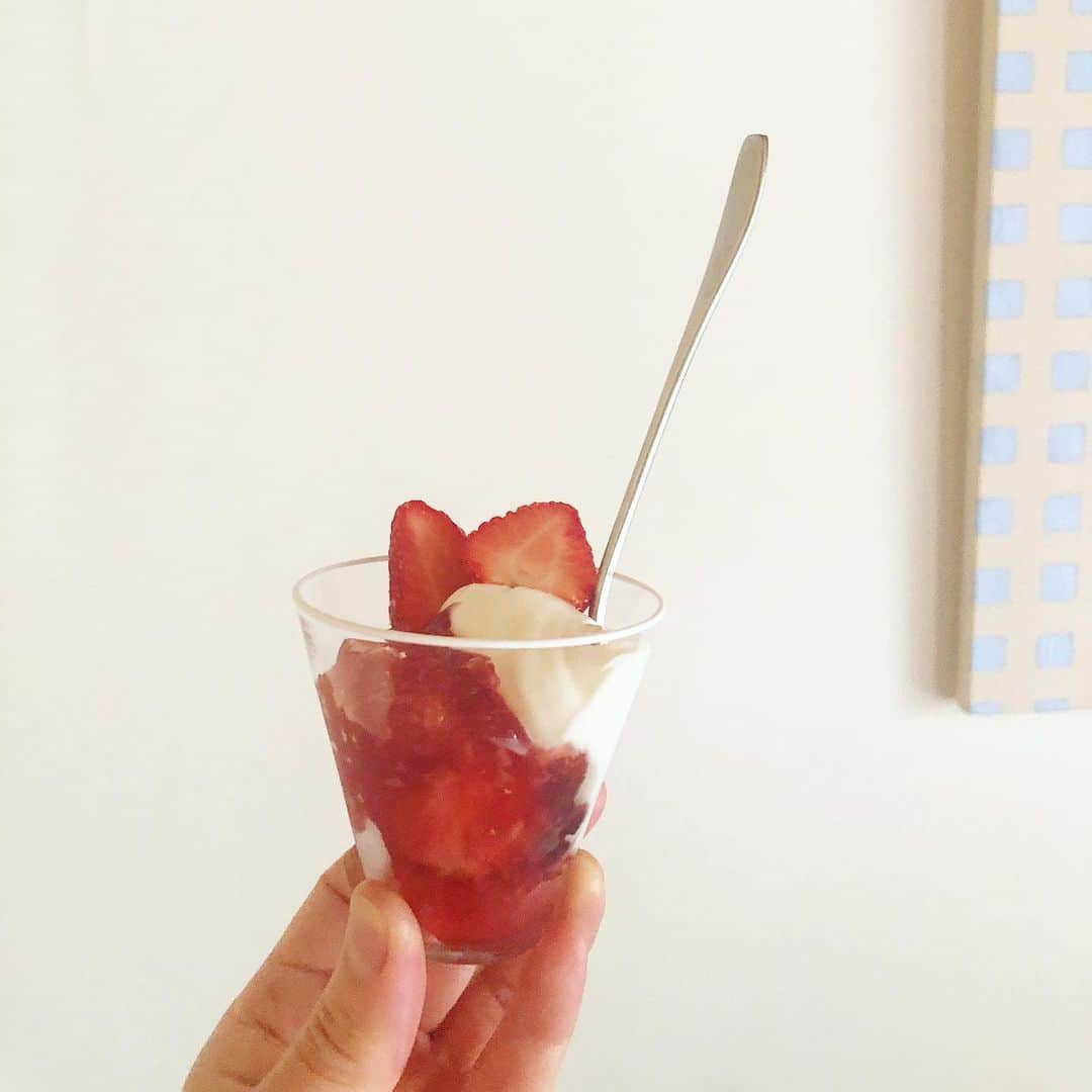 のインスタグラム：「いちごのゼリーもあと何回作れるかな🍓  教室についてのお知らせです  自粛解除になり、少しずつ「あたらしいせいかつ」という気持ちで進み始めました。 思うこと、考えることはいろいろあるのですが、、、、。 4月からすでに2カ月お休みしている料理教室ですが、今後は今までよりも定員数を減らして様子を見ながら７月から再開できたらと考えています。  この先の状況にもよりますが、季節もめぐり夏レッスン、新メニューでの再スタートをしたいと思います。  みなさまもまだまだ不安を感じることも多いと思います。できる限りの配慮しながら開催に向けて進めていきたいと思っています。  再開については改めてお知らせいたします。 今後ともどうぞよろしくお願いいたします。  今日は、グループレッスンのみなさんのご意見を確認し、ご意見のまとまった方々と２ヶ月ぶりにレッスンを開催しました。うれしかった&楽しかったです！ありがとうございます！  みんなマスクをして、席を放し、窓を開け、、、材料は全て私の方で用意をしてデモストレーション形式で。 私の暮らしの真ん中にあった「教室」は、今まで通りとはいきませんが、 みなさんの笑顔にふれ、食卓を囲んで召し上がっていただくことの喜びを、やはり大切にしていきたいと思いました。  すこし間があいてしまったyoutubeも細々と続けていきたいと思っています。 オンラインレッスンなどもゆくゆくは視野に入れ、アトリエのレッスンとはまた別のものとして新しいカタチとして、できたらよいかなぁと思っています。  また教室でみなさんにお会いできる機会を楽しみにしています。」