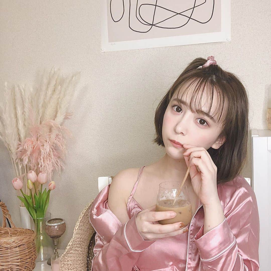 平松可奈子さんのインスタグラム写真 - (平松可奈子Instagram)「おうち時間が増えすぎて 通販をしまくってる、、😖🤷‍♀️ 先日はQoo10 で韓国コスメや 気になってたスキンケアを 沢山買っちゃったし 楽天ルームで可愛いインテリア 買っちゃったり、、 美容やライフスタイルに 対するする意識が ぐぐぐんと上がってるこの頃。 メイクも前より楽しんで こだわるようになった👀 お菓子まで作るように なってしまったし、、、 女子力は確実に上がってる🙌 . かなふぁむは女の子が多くて 美容情報沢山教えてくれる！ 私もみんなに本当に良かったものは紹介するね！ なんかコスメとか買ったもの 詳しく書いて載せると ステマとかＰＲだと 思われちゃうのつらい😖笑 本当に自分で選んで 良かったものを紹介してるから 安心してね😂😂 . ルームウェアは @_andante_shop  のだよ❤︎ . #おうち時間　#通販 #美容のこと」6月6日 19時30分 - 11kanaco14