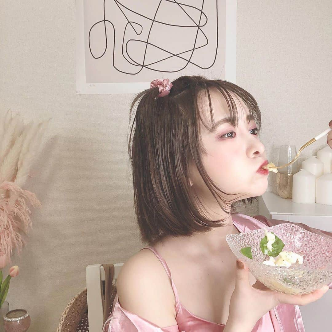 平松可奈子さんのインスタグラム写真 - (平松可奈子Instagram)「おうち時間が増えすぎて 通販をしまくってる、、😖🤷‍♀️ 先日はQoo10 で韓国コスメや 気になってたスキンケアを 沢山買っちゃったし 楽天ルームで可愛いインテリア 買っちゃったり、、 美容やライフスタイルに 対するする意識が ぐぐぐんと上がってるこの頃。 メイクも前より楽しんで こだわるようになった👀 お菓子まで作るように なってしまったし、、、 女子力は確実に上がってる🙌 . かなふぁむは女の子が多くて 美容情報沢山教えてくれる！ 私もみんなに本当に良かったものは紹介するね！ なんかコスメとか買ったもの 詳しく書いて載せると ステマとかＰＲだと 思われちゃうのつらい😖笑 本当に自分で選んで 良かったものを紹介してるから 安心してね😂😂 . ルームウェアは @_andante_shop  のだよ❤︎ . #おうち時間　#通販 #美容のこと」6月6日 19時30分 - 11kanaco14