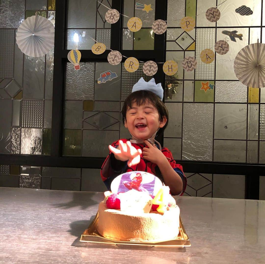 つるの剛士さんのインスタグラム写真 - (つるの剛士Instagram)「しゃっちょ、4歳。  嬉しさ7割、儚さ3割…  諸行無常。  #しゃっちょ　4歳  #皆様コメントもありがとうございます  #株式会社きょとん 創立4年  #しゃっちょさん　#しゃっちょ動画」6月6日 19時38分 - takeshi__tsuruno