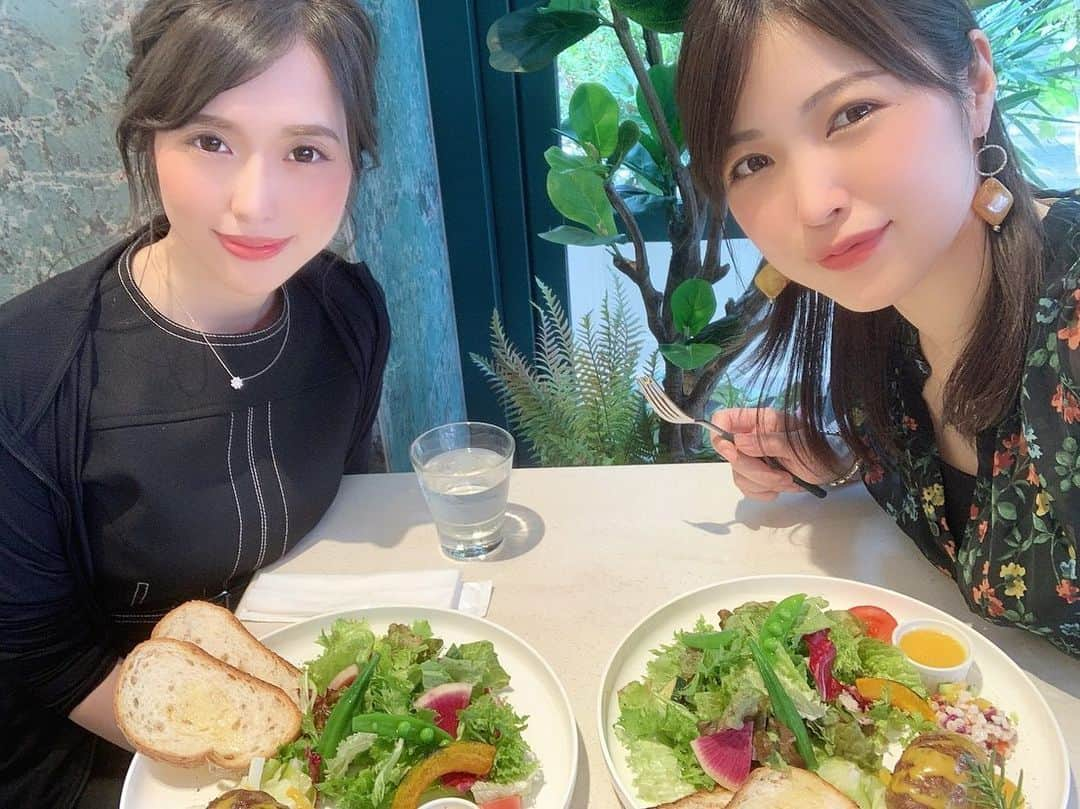 岡英里さんのインスタグラム写真 - (岡英里Instagram)「ゆきみたん　@nakan0yukimi と久しぶりのランチ🥺❤️ . . やっとお友達とも会えるようになったのかと思うと本当に嬉しい🥺❤️ . . #女子会 #ランチ #アラサー #アラサー女子会 #カフェ #ご飯 #🥗 #久しぶり #再会 #嬉しい #グラビア #友達 #japanese #girls #lunch #meeting」6月6日 19時39分 - okaeri0424