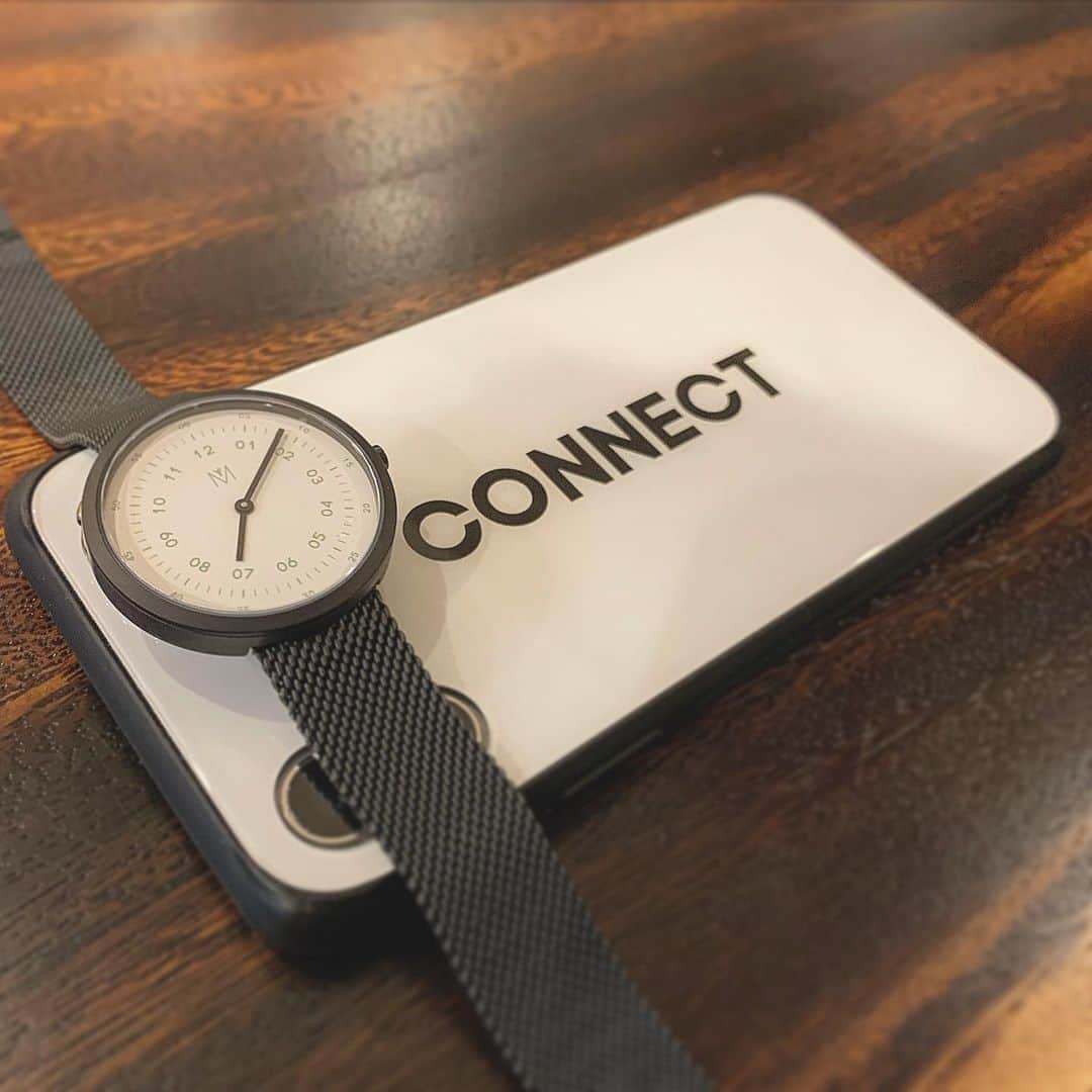百瀬俊介のインスタグラム：「MAVEN WATCHES✨ 素敵なギフトが届きました🎁 ありがとうございます😊 デザインが種類豊富なのでいつもどれにしようか悩みますが、カジュアル&フォーマルとどちらのシーンでも合わせやすいデザインが特徴です！ 今回はいつも持ち歩くスマホケースに色を合わせてみました。 シンプルだけど品があるっていいですね！ もし @mavenjapan の時計に興味あるなぁという方はクーポンコードもいただいているのでぜひご利用ください♪ クーポンコード：momoses 10%オフで購入することができるようです！  #mavenwatches #マベン #マベンウォッチズ #腕時計 #時計 #手元倶楽部 #ギフト #シンプルコーデ #コネクト#感謝 #pr」