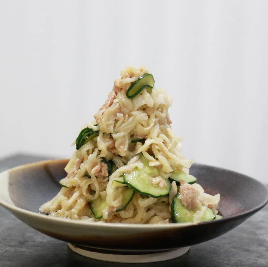 馬場裕之のインスタグラム：「タイ風切り干し大根サラダ🥗 『材料』 切り干し大根30g（乾燥状態） きゅうり1本 ツナオイル缶1個70g ナンプラー大さじ1 シークワーサー果汁小さじ2（レモン果汁でも） ラー油小さじ1/2（一味唐辛子、黒胡椒でも） ①切り干し大根を水で2〜3回洗い水で15分戻す。 ②水で戻している間に、ナンプラーをボウルに入れてきゅうりのスライスを絡めて少ししんなりしたら、切り干し大根以外の食材を全てボウルに入れておく。（ツナ缶のオイルも入れて下さい。オイルには栄養がたっぷりらしいです。）水煮缶は汁ごと入れて少しオリーブオイルなどを入れて下さい。 ③切り干し大根の水気をよく絞り、熱湯に通して粗熱が取れたらよく水気を絞りボウルに入れて全体をよく混ぜ絡めたら完成です。 少し冷やして食べても美味しいですよ。 切り干し大根の食感が食べ応え抜群です😋 #おうち時間  #おうちご飯 #吉本自宅劇場  #馬場ごはん」