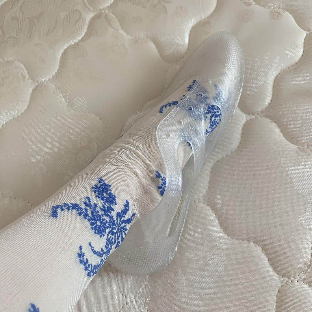 エフトゥループさんのインスタグラム写真 - (エフトゥループInstagram)「bathing shoes 再入荷✨  プレオーダーで大好評完売しておりましたbathing shoesが限定数オンラインに入荷いたしました。  今季は通常の靴紐に加え、高級感のあるサテンのリボンもお付けいたします。  お好みで付け替えてお楽しみください✨ -シューズ+靴紐+サテンリボン+オリジナル巾着の4点セット -各色¥6000+tax -シルバー、ピンク、グレージュは今季の限定色✨ -PVC素材で丸洗いOK👌🏻 -軽く、足にフィット！旅行やビーチのお供にも！ ※発送はプレオーダーのお客様が優先となります。通常オーダーは6/12頃の発送となります。  Sold out SS20 Bathing Shoes are now restocked and available on our Japanese website. This season colours come with both satin ribbon laces and classic sports laces. ¥6,000 + tax  https://ftroupejapan.stores.jp  #ftroupe #ftroupejapan #bathingshoes #ftroupebathingshoes」6月7日 5時09分 - ftroupe